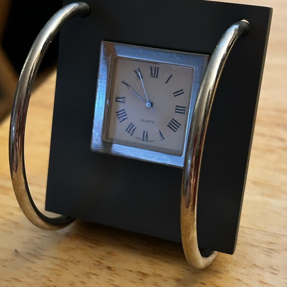 Vintage Quartz Mini Clock - Picture 10 of 13
